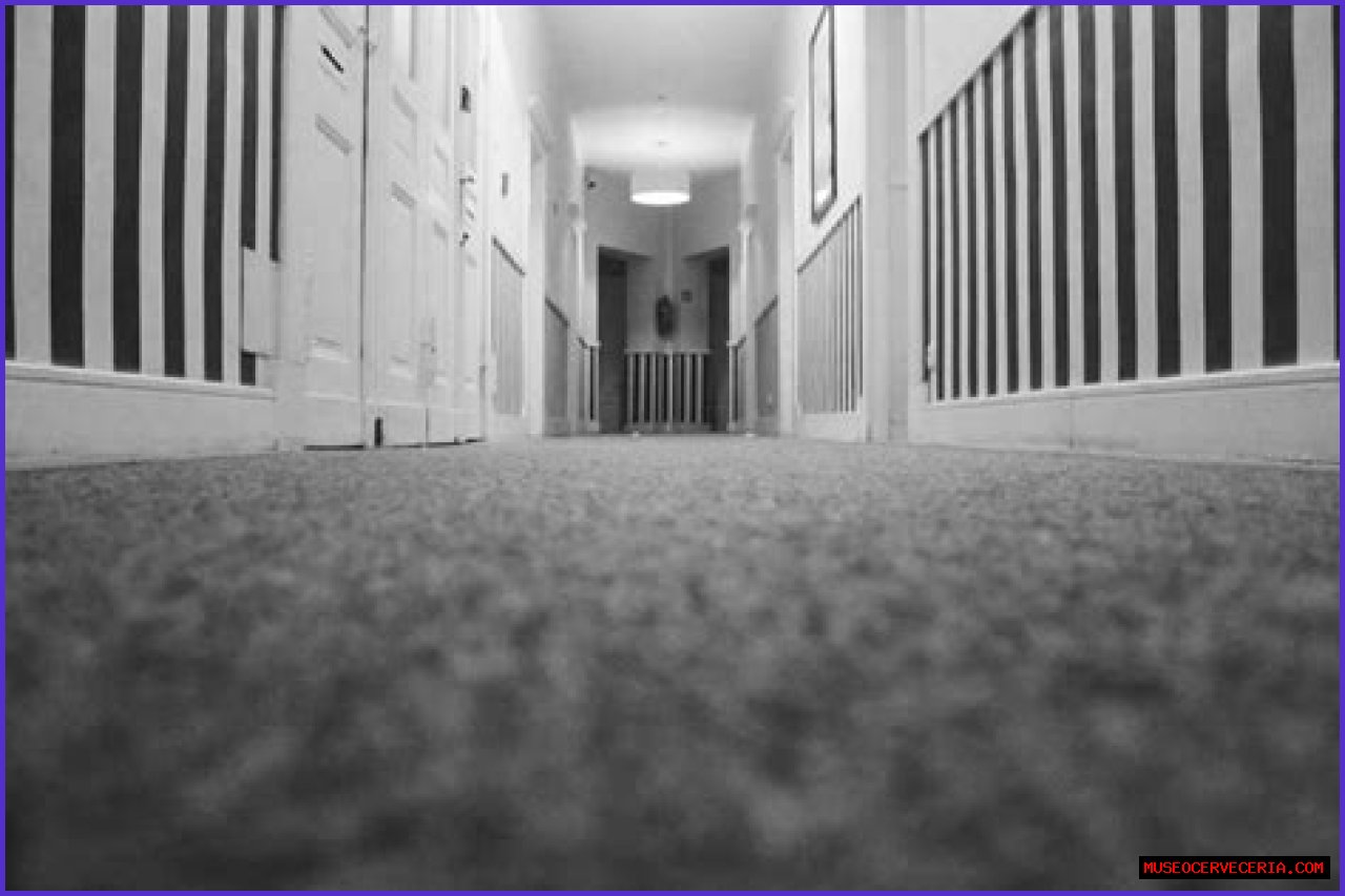 Does a room have to be empty to lay carpet?