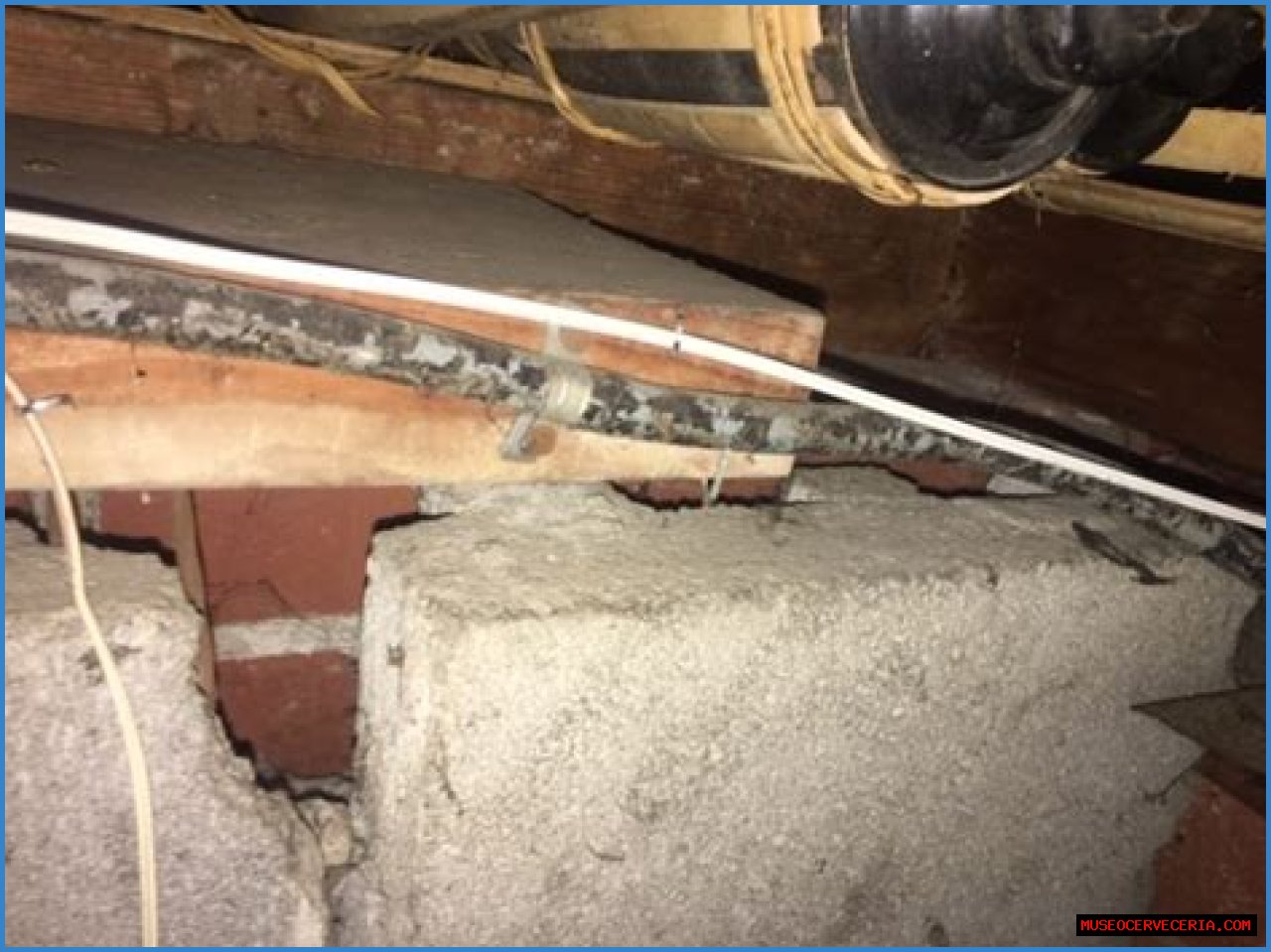 How do you repair a cinder block mortar joint?